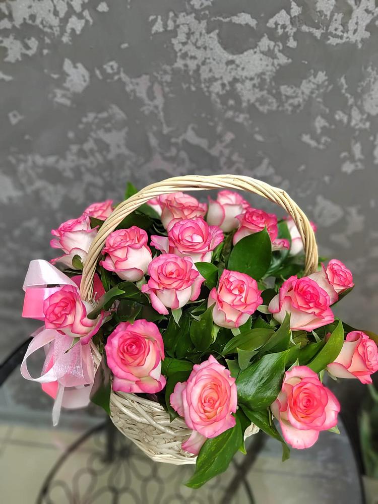Цветочная композиция из Розы в корзине в Поселок кирпичного завода