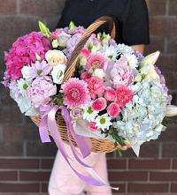 Цветочная композиция из Розы, Хризантемы, Пионы и Лизиантусы в корзине в Поселок кирпичного завода