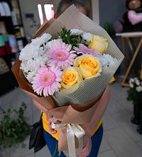 Букет цветов из:  Герберы, Розы и Хризантемы в Поселок кирпичного завода