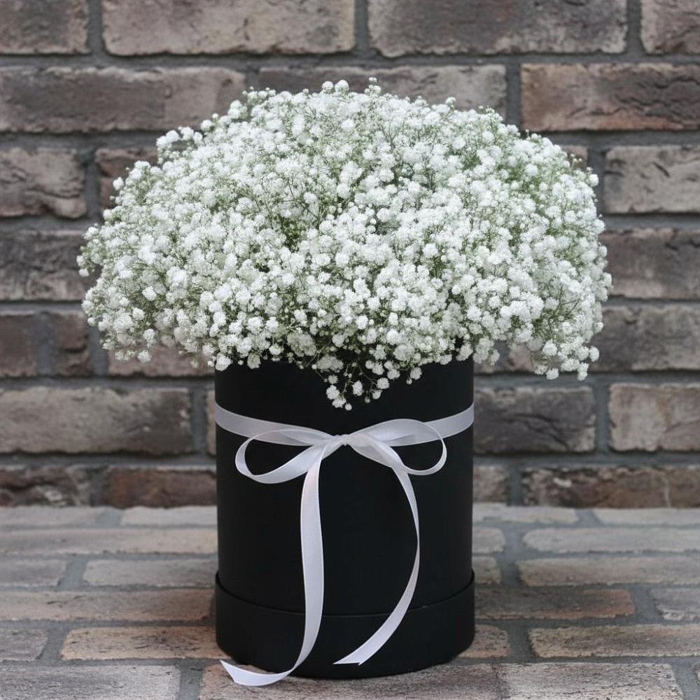 Цветочная композиция из Гипсофила в шляпной коробке в Поселок кирпичного завода