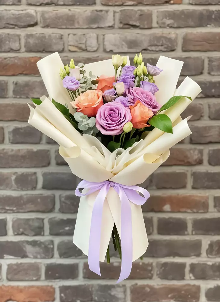 Букет цветов из: Лизиантусы и Розы в Поселок кирпичного завода