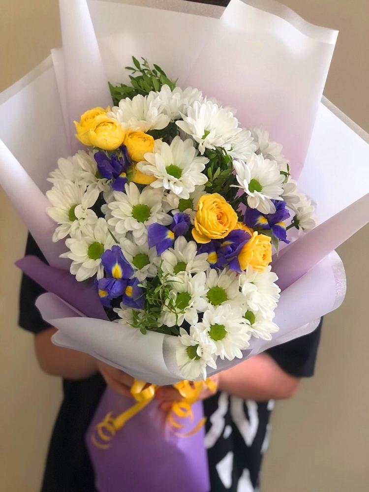 Букет цветов из: Ирисы, Хризантемы и Розы в Поселок кирпичного завода