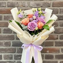 Букет цветов из:  Лизиантусы и Розы в Поселок кирпичного завода