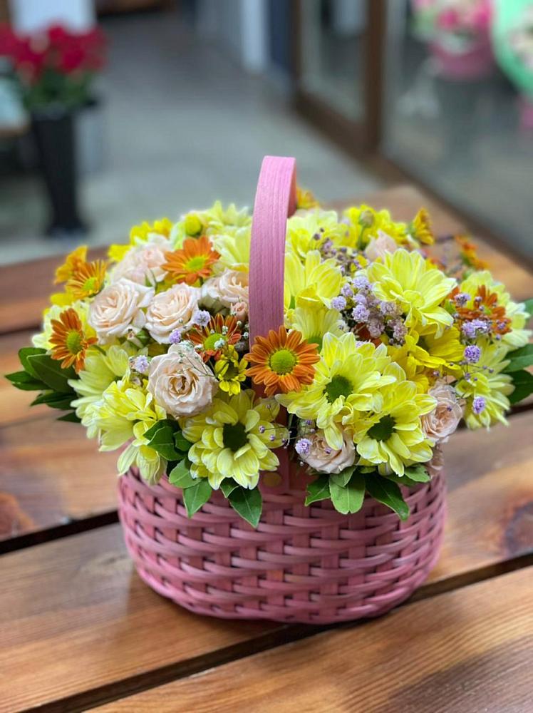 Цветочная композиция из Хризантемы и Розы в корзине в Поселок кирпичного завода