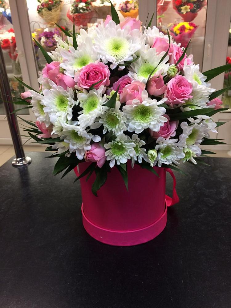 Цветочная композиция из Розы и Хризантемы в шляпной коробке в Поселок кирпичного завода