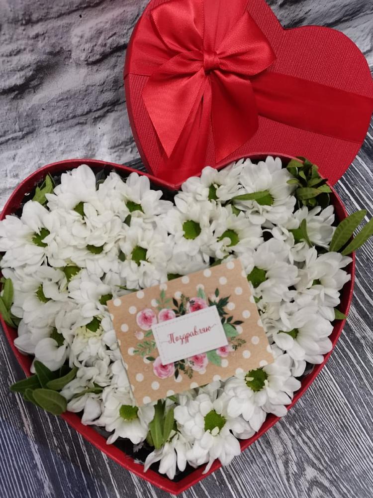 Цветочная композиция из Хризантемы в виде сердца в Поселок кирпичного завода