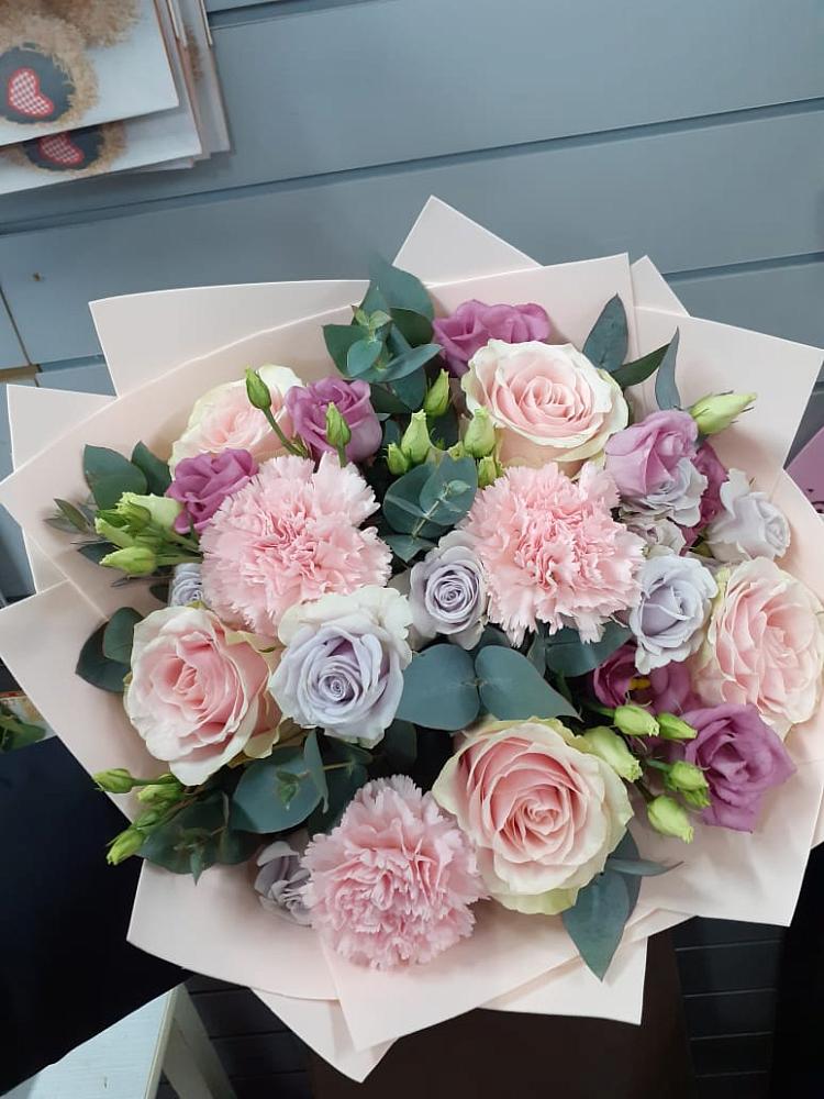 Букет цветов из: Розы, Гвоздики и Лизиантусы в Поселок кирпичного завода