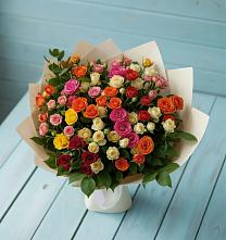 Букет Микс из разноцветных кустовых роз в Поселок кирпичного завода