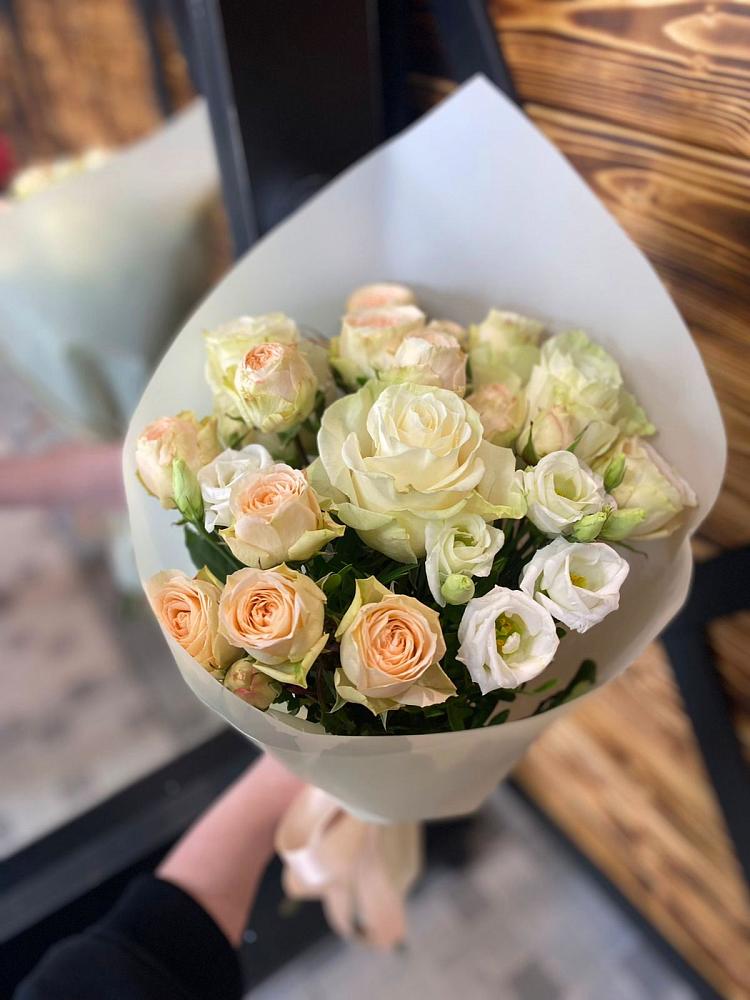 Букет цветов из: Розы и Лизиантусы в Поселок кирпичного завода